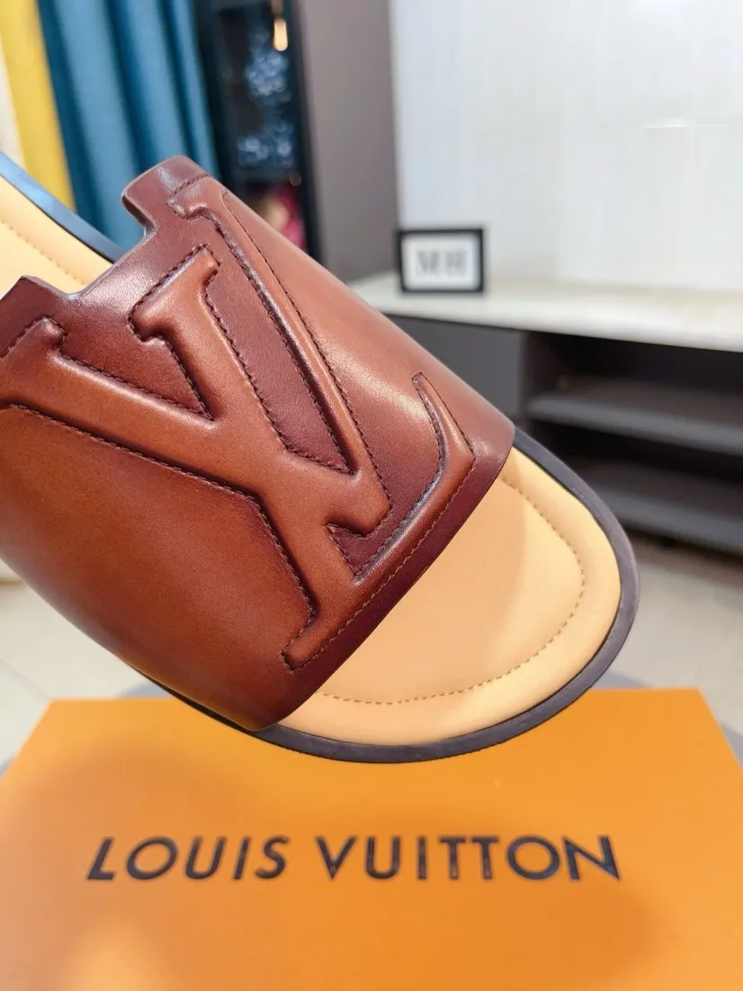 Men's men's shoes 💰360🌸🌸LV medium men's spring and summer slippers counter synchronization. The uppers are imported from Italy with open edge beads and color-changing logo graphics. High-quality craftsmanship. Soles: Original soles specially provided by the original factory. Exclusive molded soles are super comfortable. Original factory single goods. 🔍🔍High quality. You can enter and exit the counter at will. Welcome to compare. Size 38-45